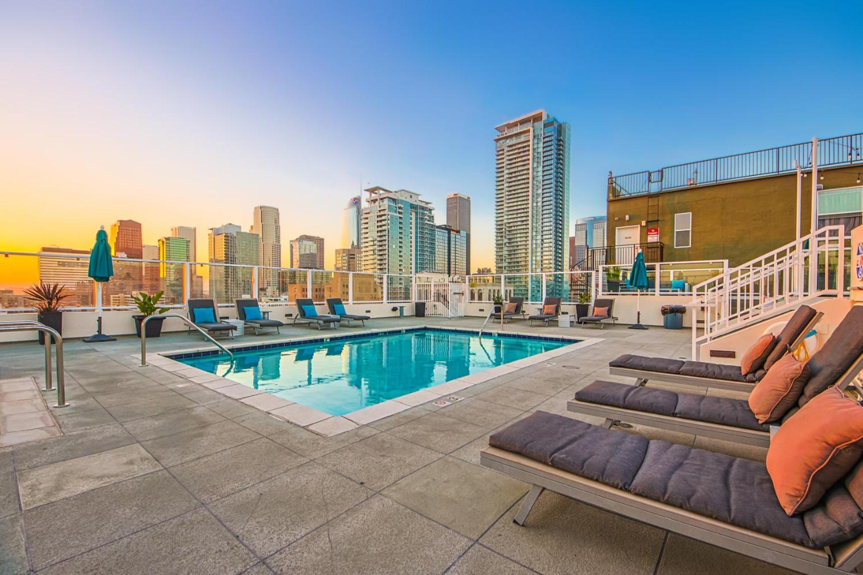 Downtown Escape - 2br W Skyline Views & Hot Tub Apartamento