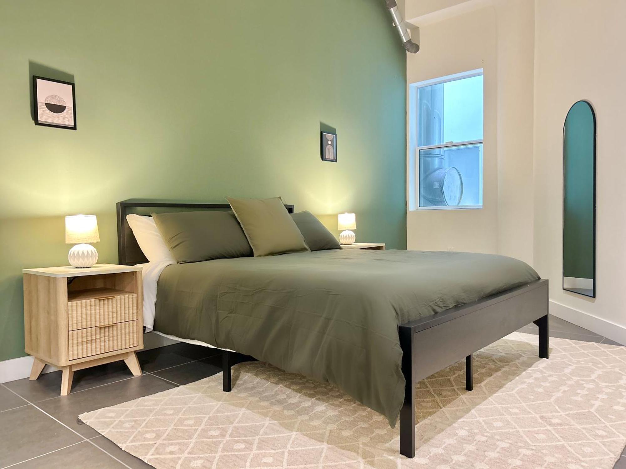 Downtown Escape - 2br W Skyline Views & Hot Tub Apartamento *