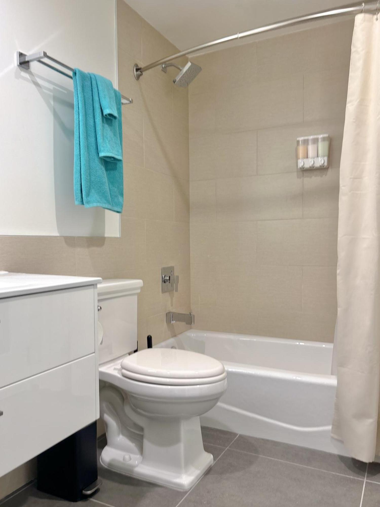 Downtown Escape - 2br W Skyline Views & Hot Tub Apartamento *